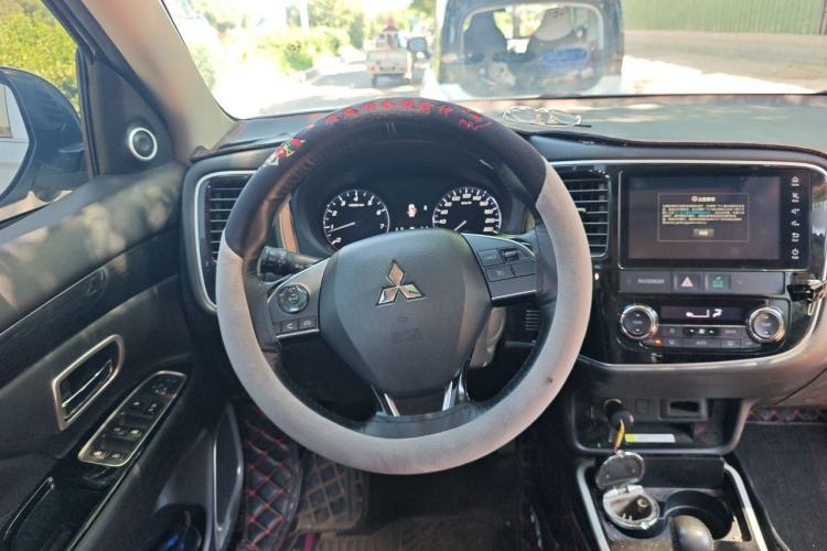 Used Mitsubishi Outlander 2020 2.0L Two-Wheel Drive Comfort Edition 7-Seater Steering Wheel