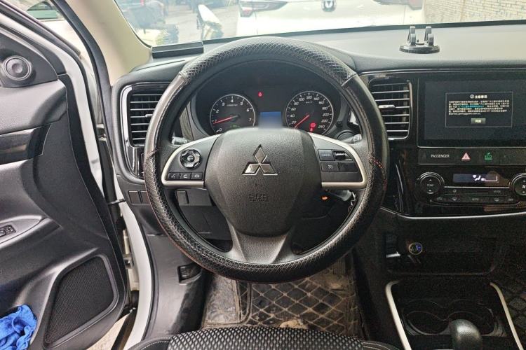Used Mitsubishi Outlander 2020 2.0L Two-Wheel Drive Comfort Edition 5 Seats Steering Wheel