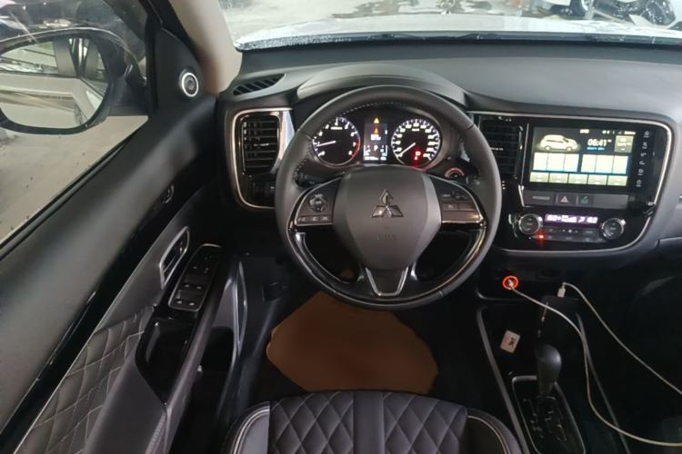 Used Mitsubishi Outlander 2020 2.0L Two-Wheel Drive Comfort Edition 7-Seater Steering Wheel