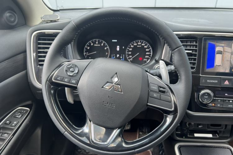 Used Mitsubishi Outlander 2020 2.4L 4x4 Zhi Xiang Edition 5 Seats Steering Wheel