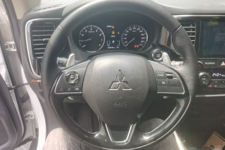 Used Mitsubishi Outlander 2020 2.4L 4x4 Zhi Xiang Edition 5 Seats Steering Wheel