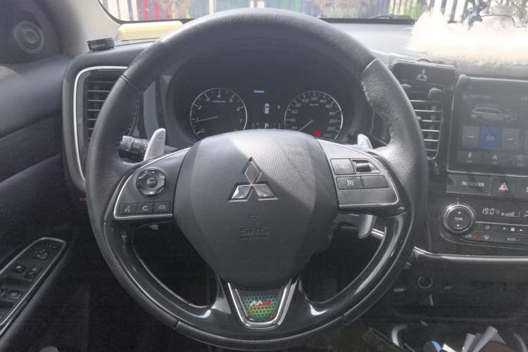Used Mitsubishi Outlander 2020 2.4L 4x4 Zhi Xiang Edition 5 Seats Steering Wheel
