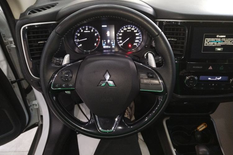 Used Mitsubishi Outlander 2020 2.4L 4x4 Zhi Xiang Edition 5 Seats Steering Wheel