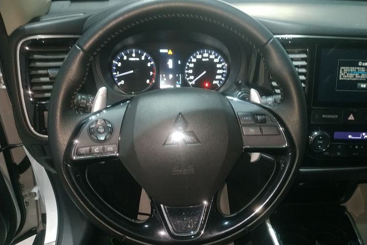 Used Mitsubishi Outlander 2020 2.4L 4x4 Zhi Xiang Edition 5 Seats Steering Wheel