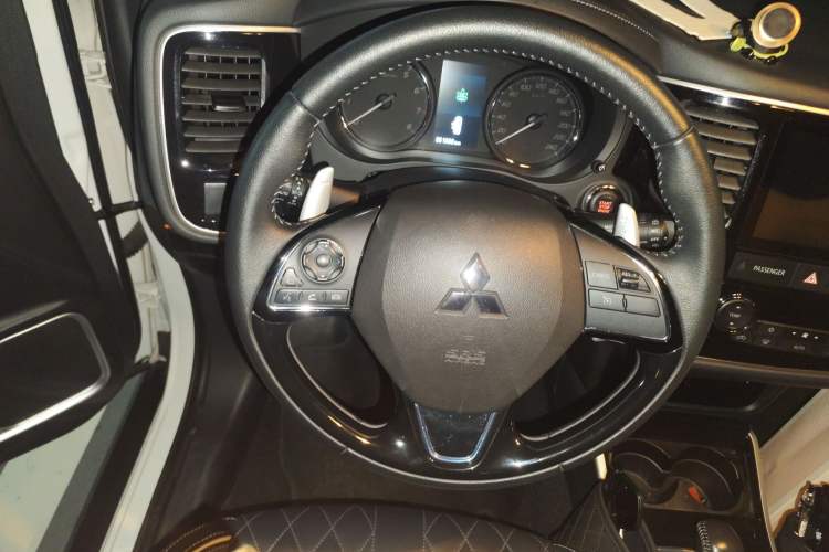 Used Mitsubishi Outlander 2020 2.4L 4x4 Zhi Xiang Edition 7-Seater Steering Wheel