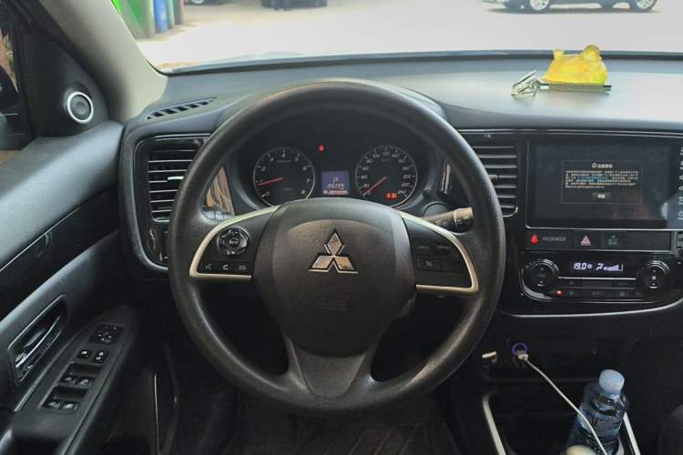 Used Mitsubishi Outlander 2020 2.0L Two-Wheel Drive Comfort Edition 5 Seats Steering Wheel