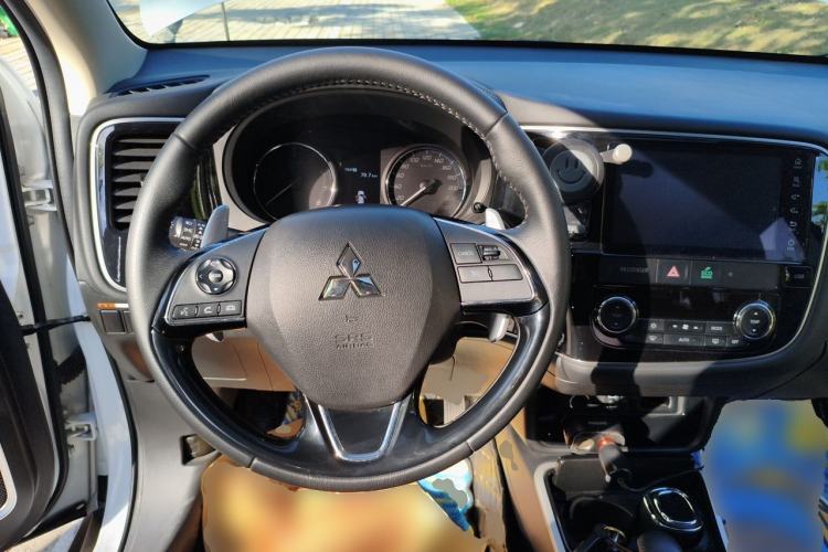 Used Mitsubishi Outlander 2020 2.4L 4x4 Zhi Xiang Edition 5 Seats Steering Wheel
