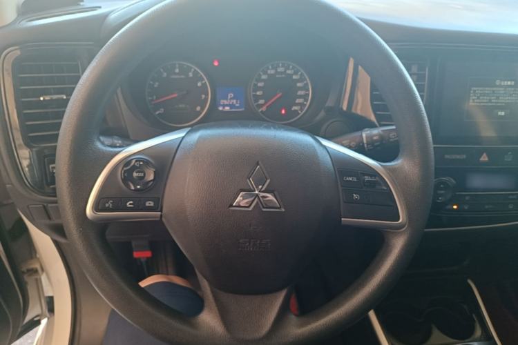 Used Mitsubishi Outlander 2020 2.0L Two-Wheel Drive Comfort Edition 5 Seats Steering Wheel