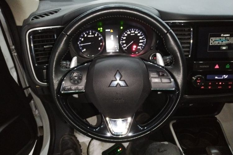 Used Mitsubishi Outlander 2020 2.4L 4x4 Zhi Xiang Edition 5 Seats Steering Wheel