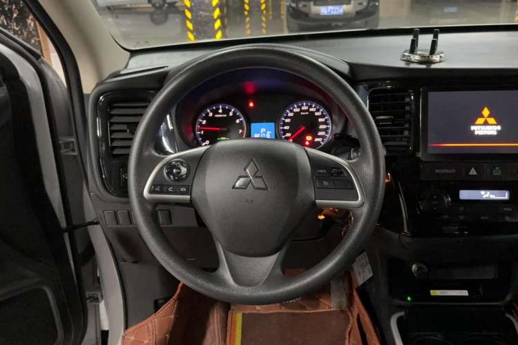 Used Mitsubishi Outlander 2020 2.0L Two-Wheel Drive Comfort Edition 5 Seats Steering Wheel