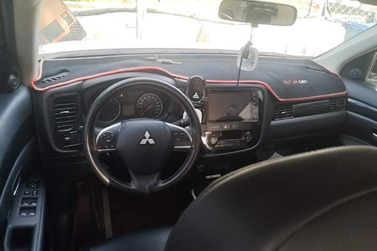 Used Mitsubishi Outlander 2020 2.0L Two-Wheel Drive Comfort Edition 5 Seats Steering Wheel
