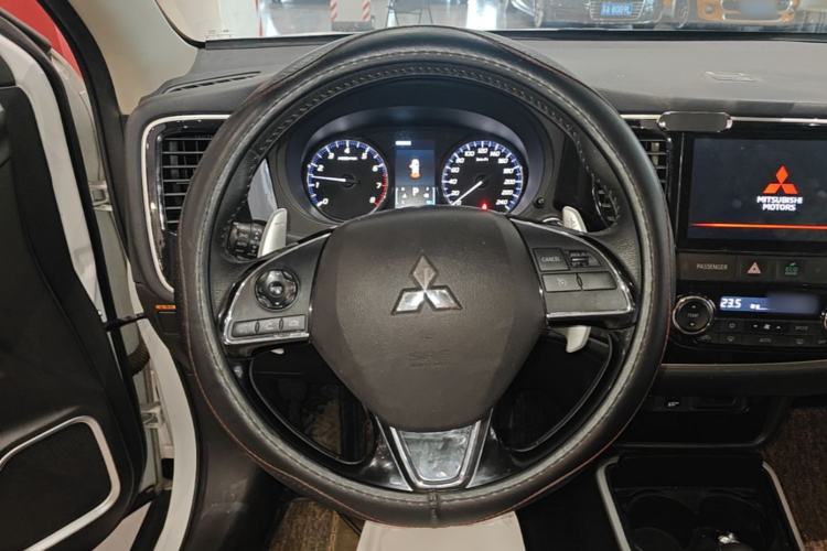 Used Mitsubishi Outlander 2020 2.4L 4x4 Zhi Xiang Edition 5 Seats Steering Wheel