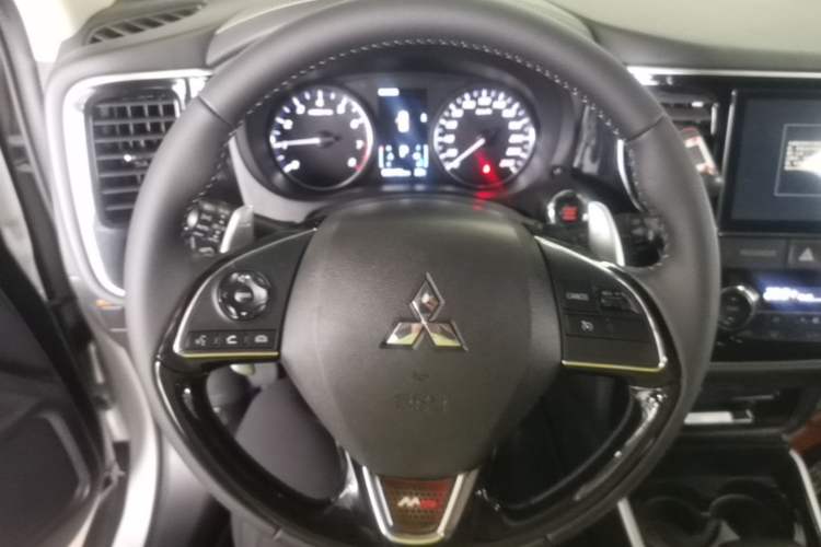 Used Mitsubishi Outlander 2020 2.4L 4x4 Zhi Xiang Edition 5 Seats Steering Wheel