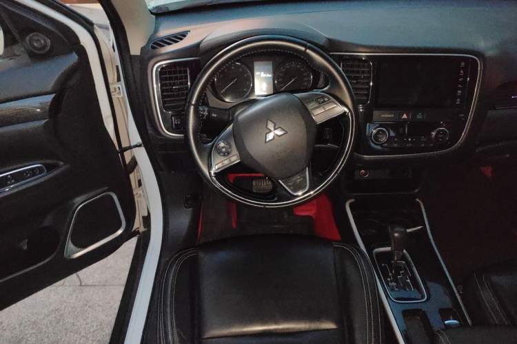 Used Mitsubishi Outlander 2020 2.0L Two-Wheel Drive Enjoyment Version 5 Seats Steering Wheel