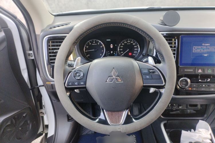 Used Mitsubishi Outlander 2020 2.4L 4x4 Zhi Xiang Edition 5 Seats Steering Wheel