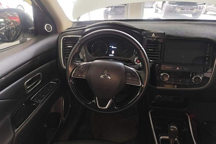 Used Mitsubishi Outlander 2020 2.0L Two-Wheel Drive Comfort Edition 7-Seater Steering Wheel