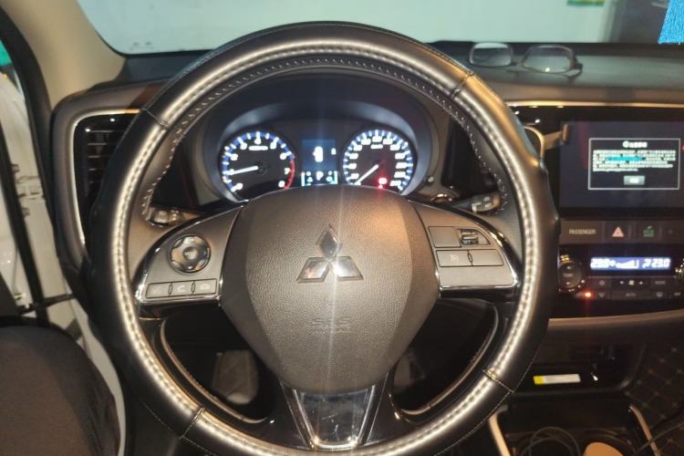Used Mitsubishi Outlander 2020 2.0L Two-Wheel Drive Comfort Edition 7-Seater Steering Wheel