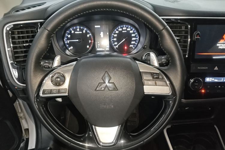 Used Mitsubishi Outlander 2020 2.4L 4x4 Zhi Xiang Edition 5 Seats Steering Wheel