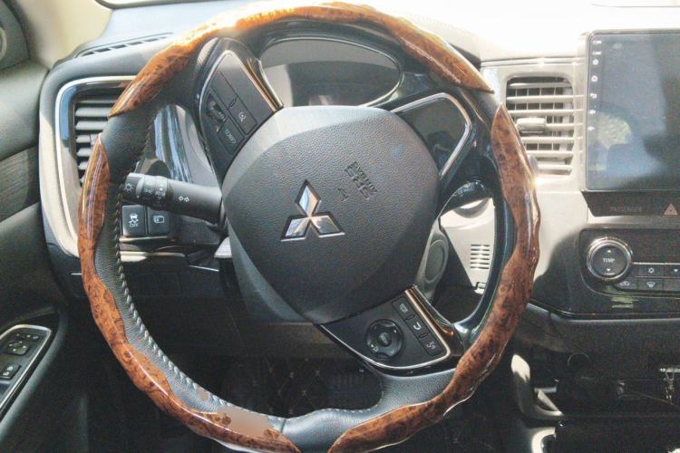 Used Mitsubishi Outlander 2020 2.0L Two-Wheel Drive Comfort Edition 7-Seater Steering Wheel
