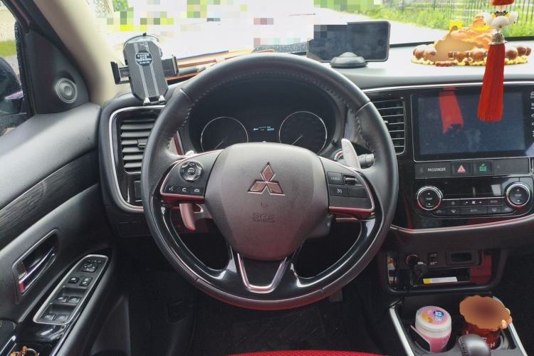 Used Mitsubishi Outlander 2020 2.4L 4x4 Zhi Xiang Edition 5 Seats Steering Wheel
