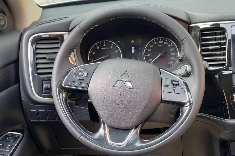 Used Mitsubishi Outlander 2020 2.0L Two-Wheel Drive Enjoyment Version 5 Seats Steering Wheel