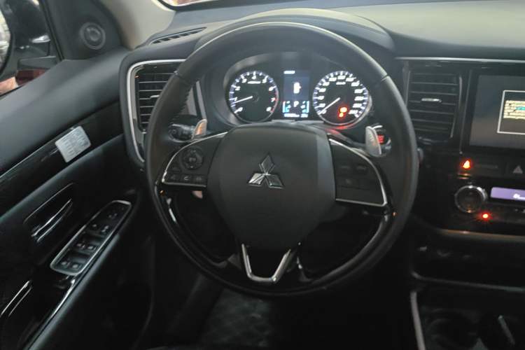 Used Mitsubishi Outlander 2020 2.4L 4x4 Zhi Xiang Edition 7-Seater Steering Wheel