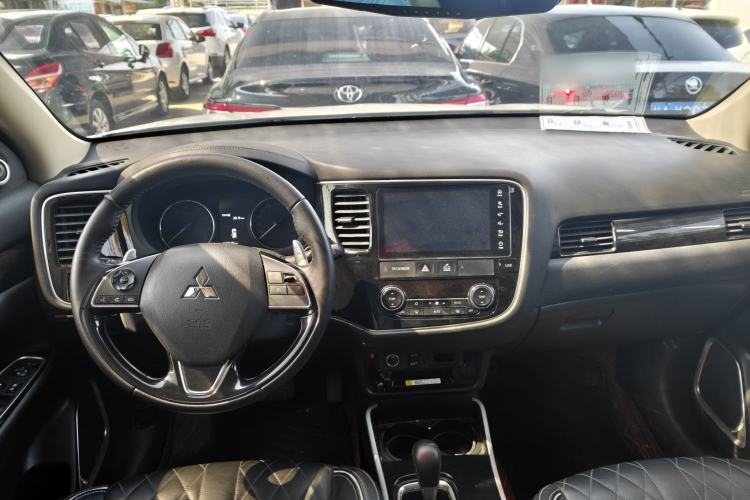 Used Mitsubishi Outlander 2020 2.4L 4x4 Zhi Xiang Edition 5 Seats Steering Wheel