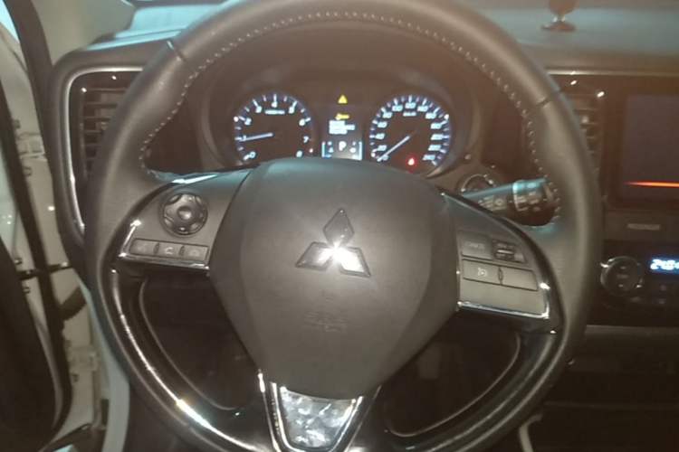 Used Mitsubishi Outlander 2020 2.0L Two-Wheel Drive Enjoyment Version 5 Seats Steering Wheel