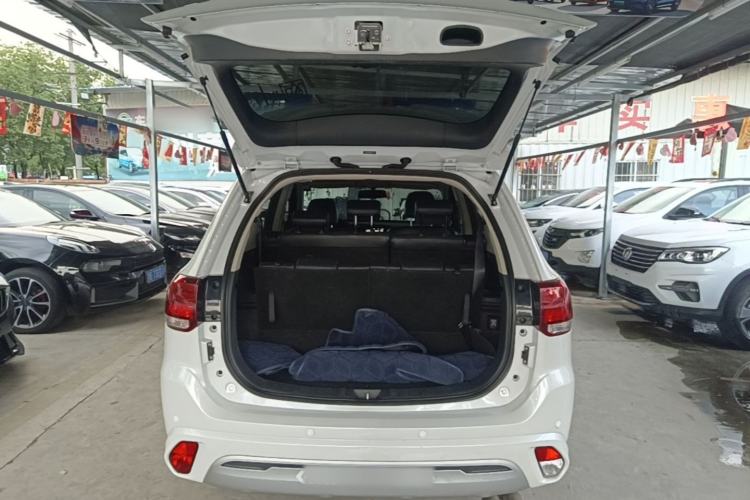 Used Mitsubishi Outlander 2020 2.0L Two-Wheel Drive Comfort Edition 7-Seater Trunk
