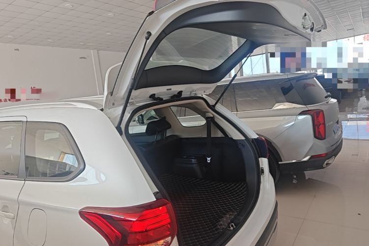 Used Mitsubishi Outlander 2020 2.0L Two-Wheel Drive Comfort Edition 7-Seater Trunk