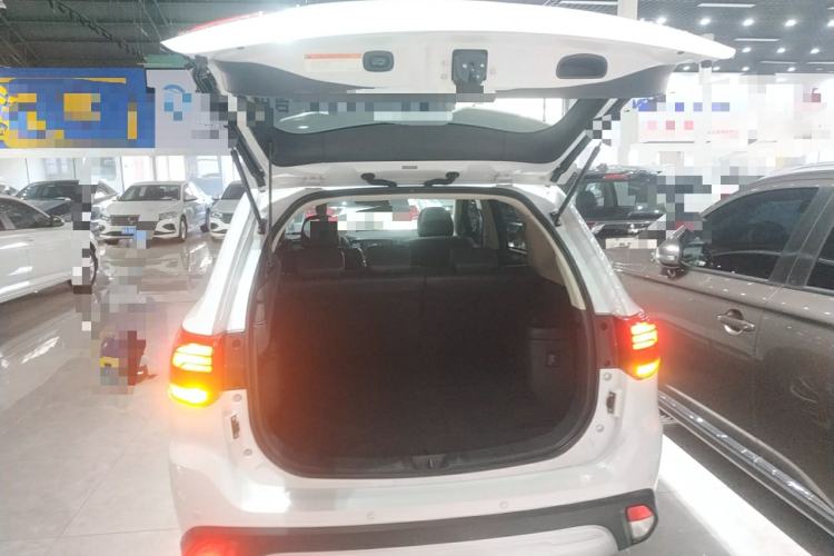 Used Mitsubishi Outlander 2020 2.4L 4x4 Zhi Xiang Edition 5 Seats Trunk