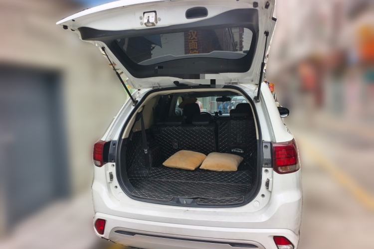 Used Mitsubishi Outlander 2020 2.0L Two-Wheel Drive Comfort Edition 7-Seater Trunk