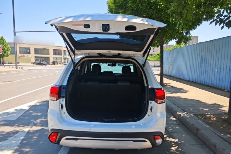 Used Mitsubishi Outlander 2020 2.4L 4x4 Zhi Xiang Edition 7-Seater Trunk