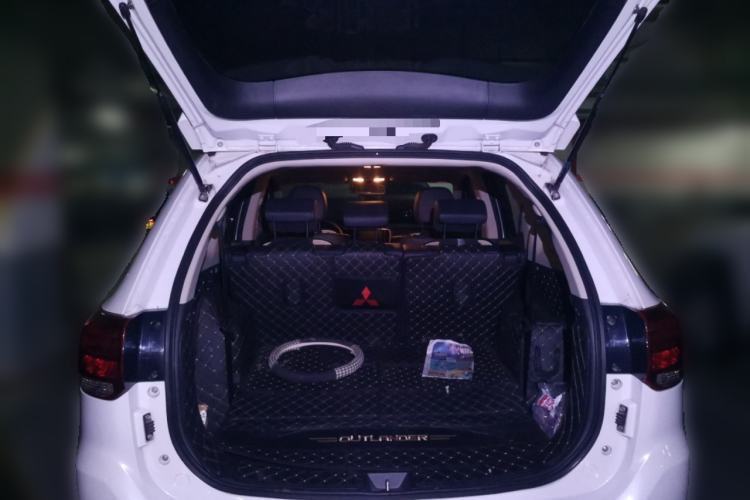 Used Mitsubishi Outlander 2020 2.0L Two-Wheel Drive Comfort Edition 7-Seater Trunk