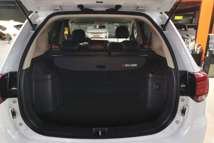 Used Mitsubishi Outlander 2020 2.0L Two-Wheel Drive Comfort Edition 5 Seats Trunk