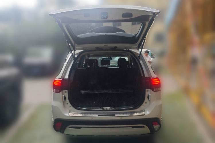 Used Mitsubishi Outlander 2020 2.4L 4x4 Zhi Xiang Edition 7-Seater Trunk