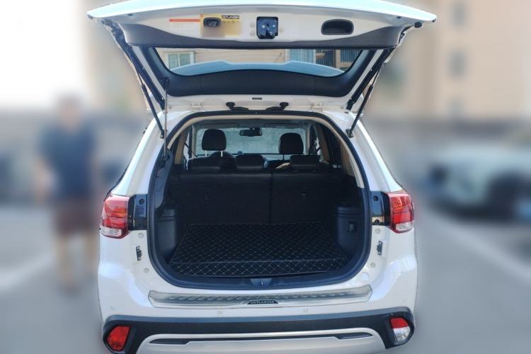 Used Mitsubishi Outlander 2020 2.4L 4x4 Zhi Xiang Edition 5 Seats Trunk