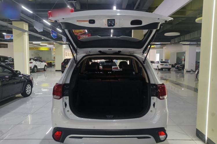 Used Mitsubishi Outlander 2020 2.4L 4x4 Zhi Xiang Edition 7-Seater Trunk