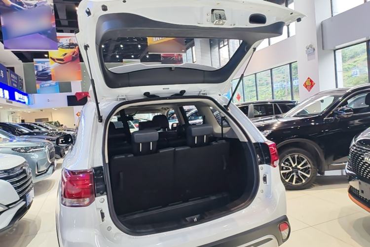 Used Mitsubishi Outlander 2020 2.0L Two-Wheel Drive Comfort Edition 7-Seater Trunk