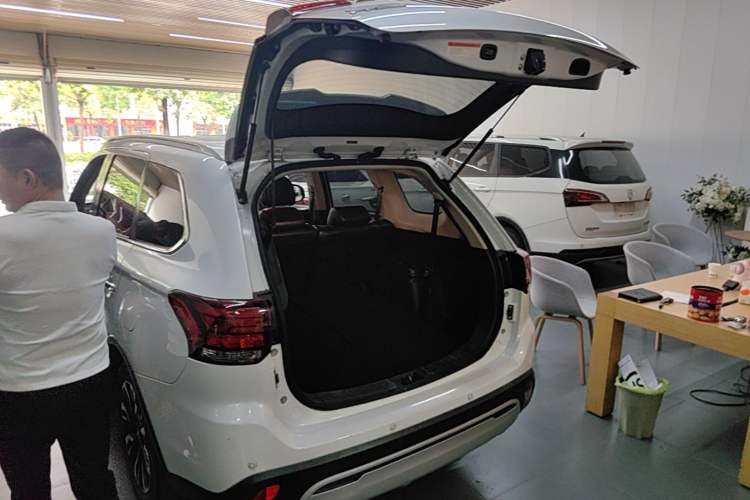 Used Mitsubishi Outlander 2020 2.4L 4x4 Zhi Xiang Edition 7-Seater Trunk