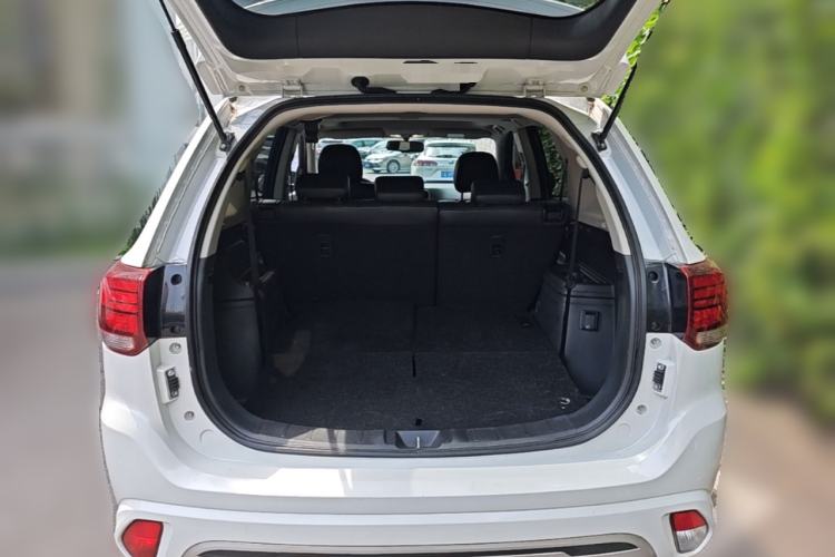 Used Mitsubishi Outlander 2020 2.0L Two-Wheel Drive Comfort Edition 7-Seater Trunk