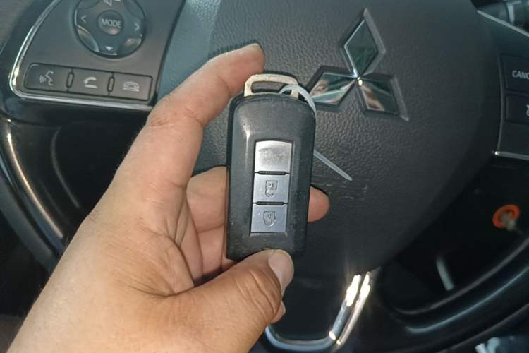 Used Mitsubishi Outlander 2020 2.0L Two-Wheel Drive Comfort Edition 7-Seater Vehicle Key