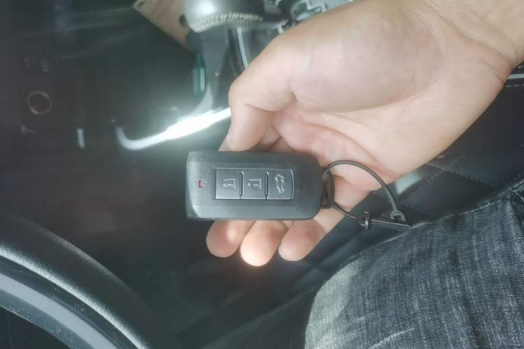 Used Mitsubishi Outlander 2020 2.4L 4x4 Zhi Xiang Edition 5 Seats Vehicle Key