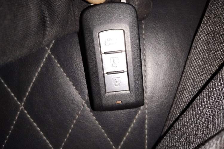 Used Mitsubishi Outlander 2020 2.4L 4x4 Zhi Xiang Edition 5 Seats Vehicle Key