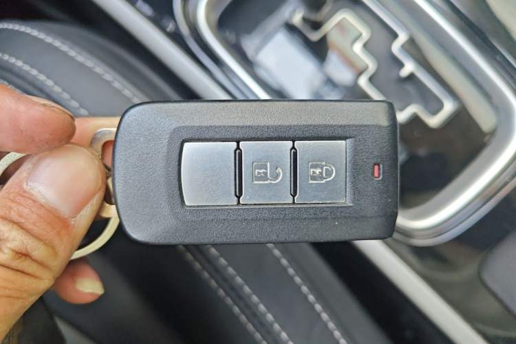 Used Mitsubishi Outlander 2020 2.0L Two-Wheel Drive Comfort Edition 7-Seater Vehicle Key