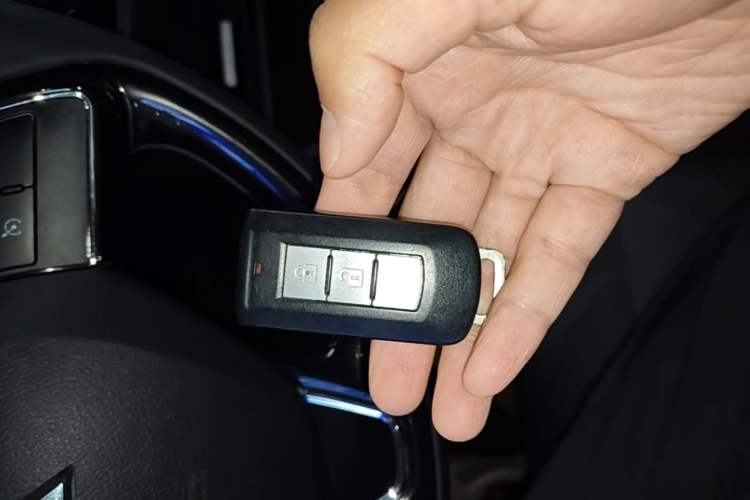 Used Mitsubishi Outlander 2020 2.0L Two-Wheel Drive Comfort Edition 7-Seater Vehicle Key