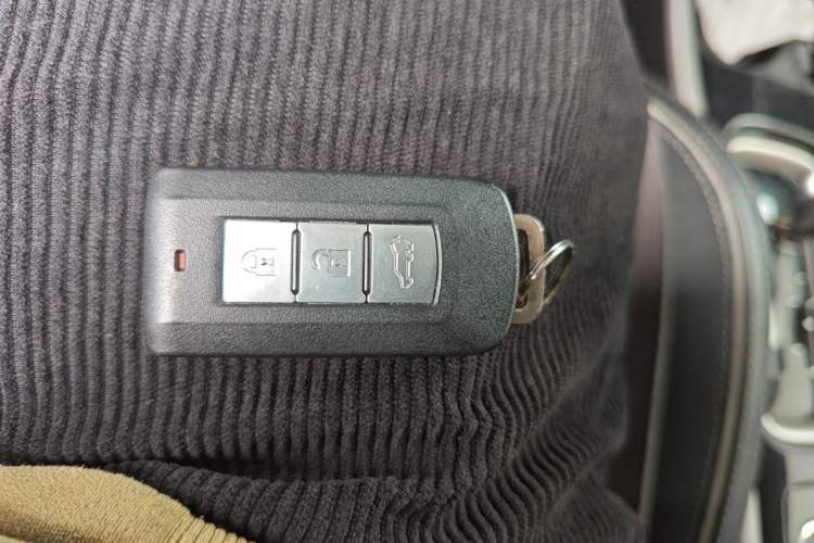 Used Mitsubishi Outlander 2020 2.4L 4x4 Zhi Xiang Edition 5 Seats Vehicle Key