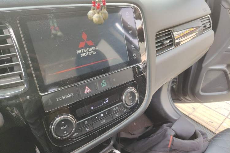 Used Mitsubishi Outlander 2021 2.4L 4x4 Comfort Edition 5 Seats Audio And AC Panel
