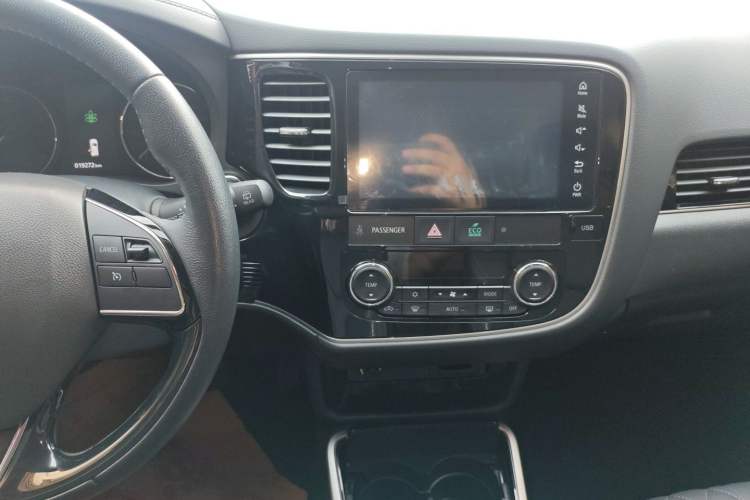 Used Mitsubishi Outlander 2021 Revised Version 2.0L Two-Wheel Drive Comfort Edition 7 Seats Audio And AC Panel