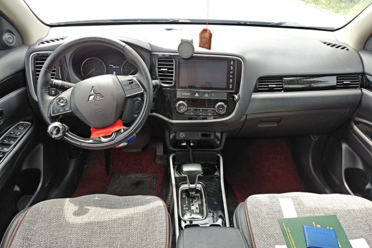 Used Mitsubishi Outlander 2021 2.0L Two-Wheel Drive Comfort Edition 7 Seats Center Console